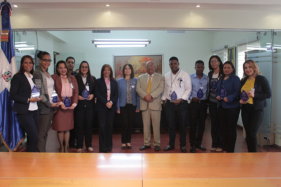 Colaboradores de la Dirección de Operaciones momentos después de recibir su reconocimiento.