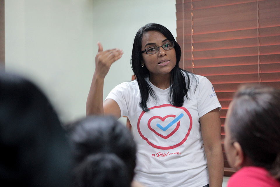 Margaret Almánzar, psicóloga del Departamento de Cultura Ciudadana, imparte el taller El Real Cariño a 49 colaboradores de la Administradora de Subsidios Sociales (Adess), con el objetivo de promover la igualdad y los buenos tratos en la pareja.