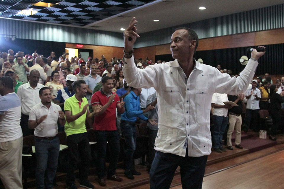 El psicólogo Mario Minaya instó a los dueños de colmados a ser íntegros, solidarios y responsables, para que los consumidores sientan que están recibiendo productos y atención de calidad.