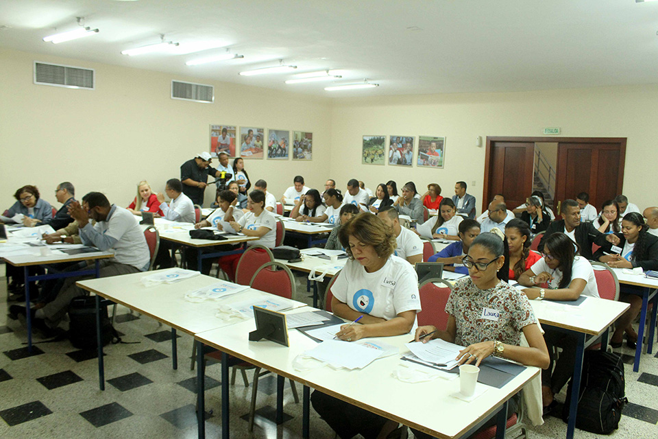 El taller se llevó a cabo en el salón múltiple de la Biblioteca Infantil y Juvenil República Dominicana (BIJRD), y estuvo dirigida a directores regionales y departamentales, así como a encargados de áreas y colaboradores de diferentes posiciones del Gabinete de Coordinación de Políticas Sociales (GCPS).