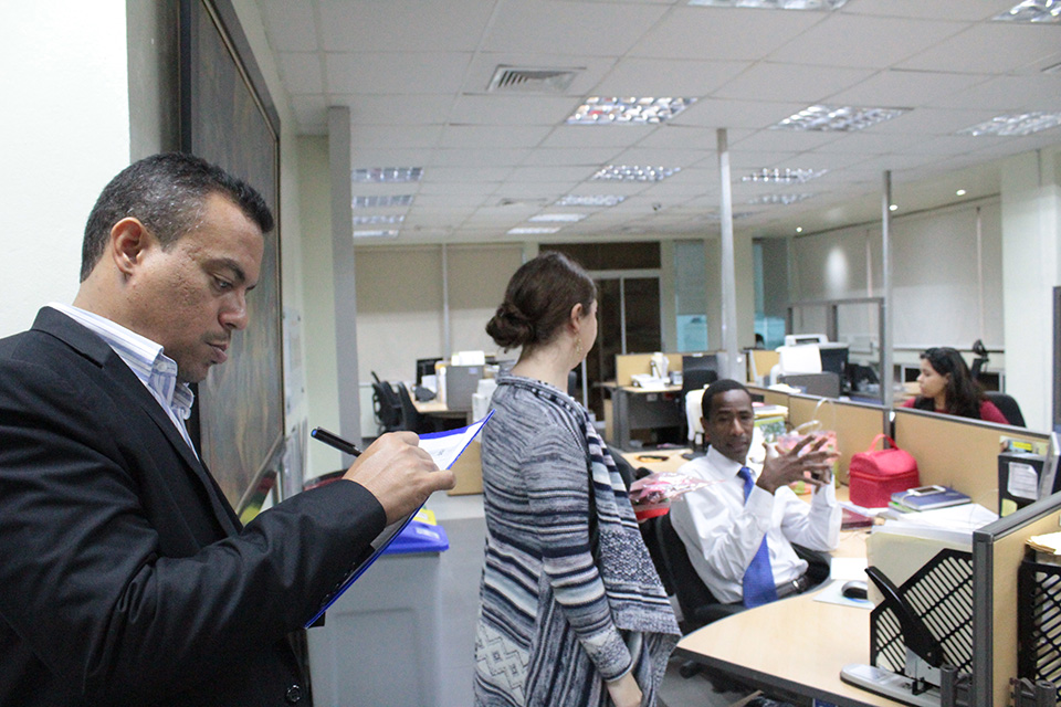 El director de Planificación y Desarrollo de la Administradora de Subsidios Sociales (Adess), Joan Guerrero, supervisa la aplicación de los lineamientos del Sistema de Gestión Integrado (SGI) durante el más reciente Recorrido Verde.