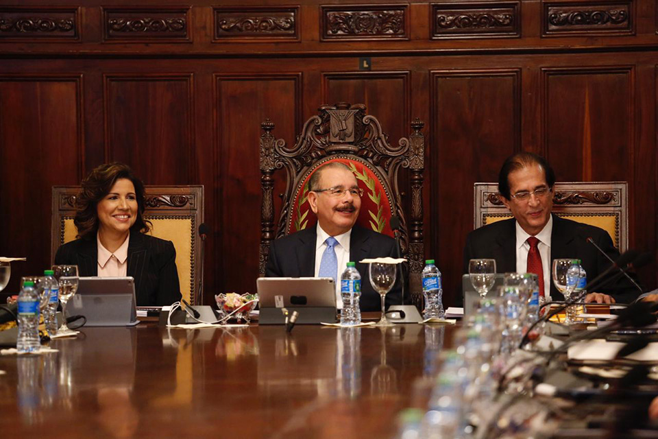 El presidente Danilo Medina junto a la vicepresidenta Margarita Cedeño y el Ministro de la Presidencia, Gustavo Montalvo, durante la Reunión del Sistema de Monitoreo y Medición de la Administración Pública realizada en el Palacio Nacional. Allí se reveló que el Sistema Único de Beneficiarios (Siuben) obtuvo el tercer lugar entre 175 instituciones del Gobierno que fueron medidas en materia de desarrollo de gestión, transparencia, desempeño.
