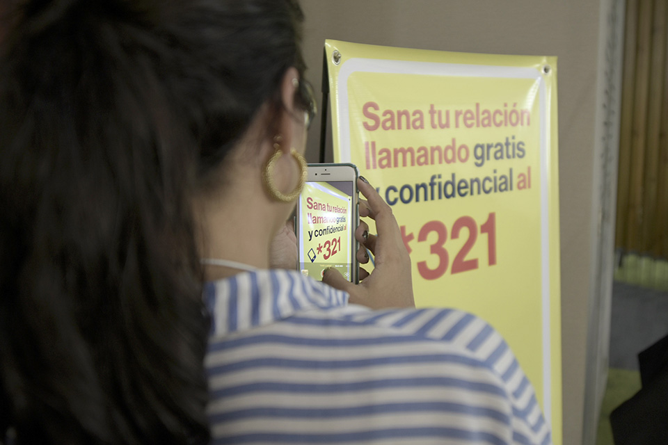 Marcando los dígitos *321 desde celulares, 809-518-8967 desde líneas fijas y desde el interior 1-809-200-0191, los ciudadanos entran en contacto con especialistas de la conducta que orientan para vivir relaciones de pareja saludable. Esta iniciativa del proyecto Cultura Ciudadana de la Vicepresidencia de la República busca sensibilizar a toda la ciudadanía para que creer un repudio colectivo hacia las conductas violentas, especialmente contra la mujer.