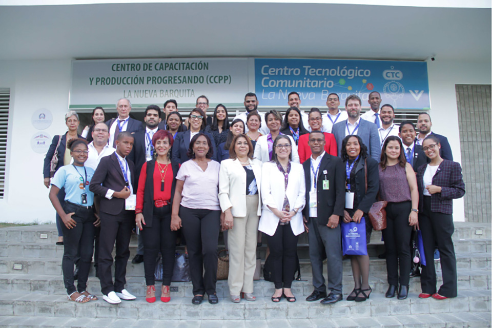 Titulares de ministerios, representantes de gabinetes y directivos de programas sociales de la región, personal de instituciones del Gabinete de Coordinación de Políticas Sociales (GCPS) y del Programa de las Naciones Unidas para el Desarrollo (PNUD) participaron en el recorrido organizado por el GCPS para que los participantes del “Foro Internacional de Innovación para el Desarrollo Sostenible: Una Nueva Generación de Políticas Sociales”, conocieran las operaciones de algunas de las iniciativas de la Red de Protección Social Dominicana (RAS).