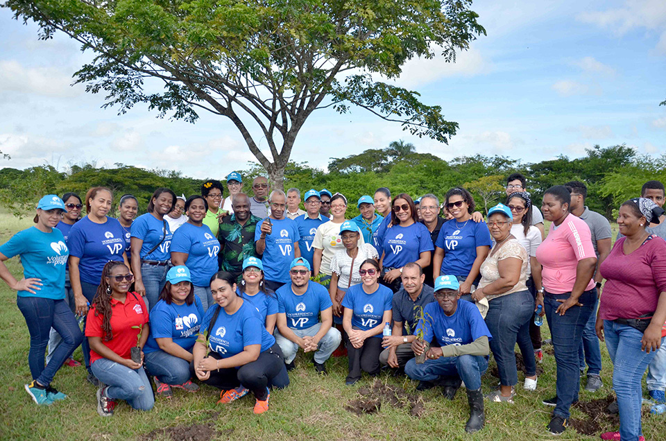 Colaboradores de la Vicepresidencia de la República que participaron de la jornada de reforestación en el Establo de San Luis, donde sembraron 1,300 plantas de las especies de la conservación del bosque.