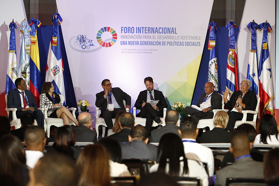 El representante residente del Programa Nacional de las Naciones Unidas (PNUD) en Turquía, Claudio Tomasi, fungió como moderador del panel: Transformación innovadora del Sistema de Protección Social para asegurar la inclusión de grupos vulnerables en el desarrollo y “no dejar a nadie atrás”, en el marco de la Agenda 2030. Expusieron los directores del Sistema Único de Beneficiarios (Siuben), Héctor Medina; del programa Progresando con Solidaridad (Prosoli), Altagracia Suriel; de los Centros Tecnológicos Comunitarios (CTC), Claudio Doñé. También el Administradora de Subsidios Sociales (Adess), Ramón González y del Gabinete de Coordinación de Políticas Públicas (GCPS), Rosa María Suárez.