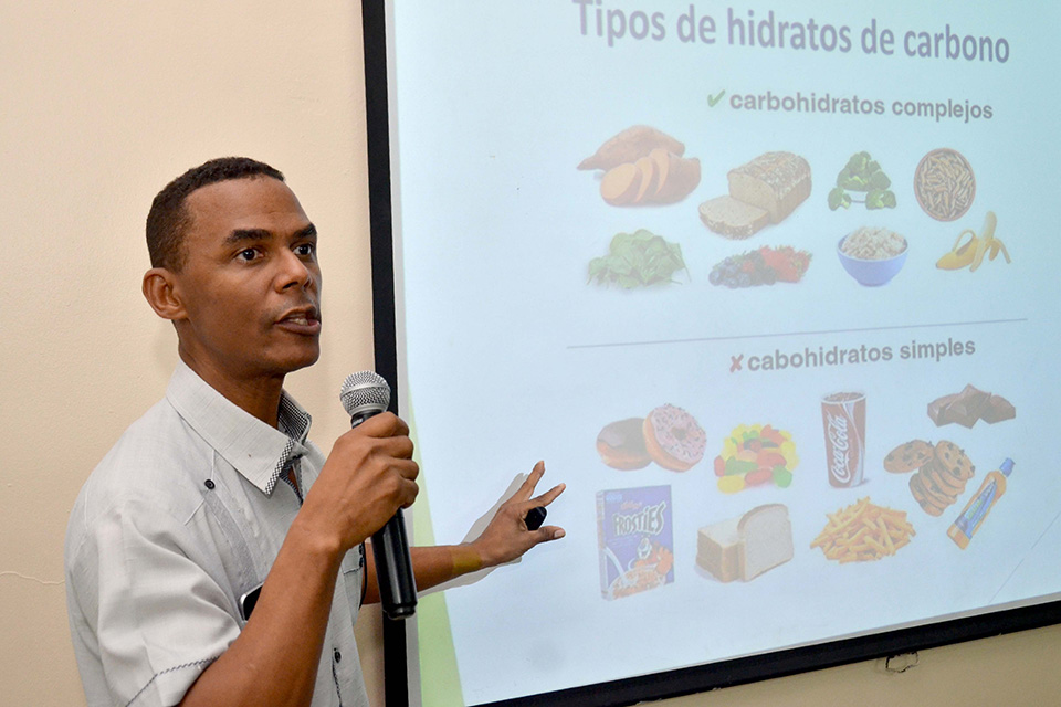 George Báez, nutricionista del Programa Mundial de Alimentos (PMA), capacitó a los comerciantes para que orienten a sus clientes, especialmente a los tarjetahabientes de Progresando con Solidaridad (Prosoli), para que adquieran productos saludables y de buena calidad.