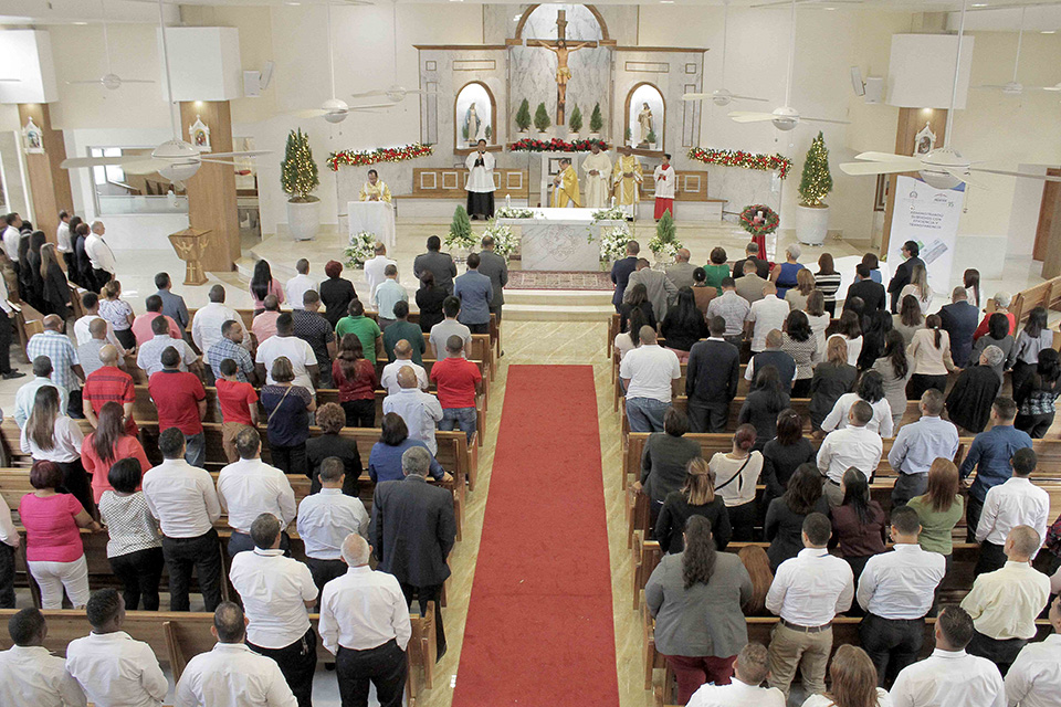 El director, subdirectores y colaboradores de la Administradora de Subsidios Sociales (Adess), que asistieron a la misa de acción de gracias por los 15 años de la institución y los logros alcanzados. El acto religioso fue realizado en la iglesia El Buen Pastor.
