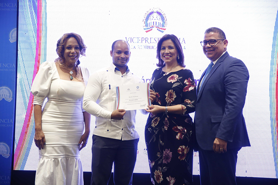 Vicepresidencia gradúa empleados participantes del programa Felicidad Laboral