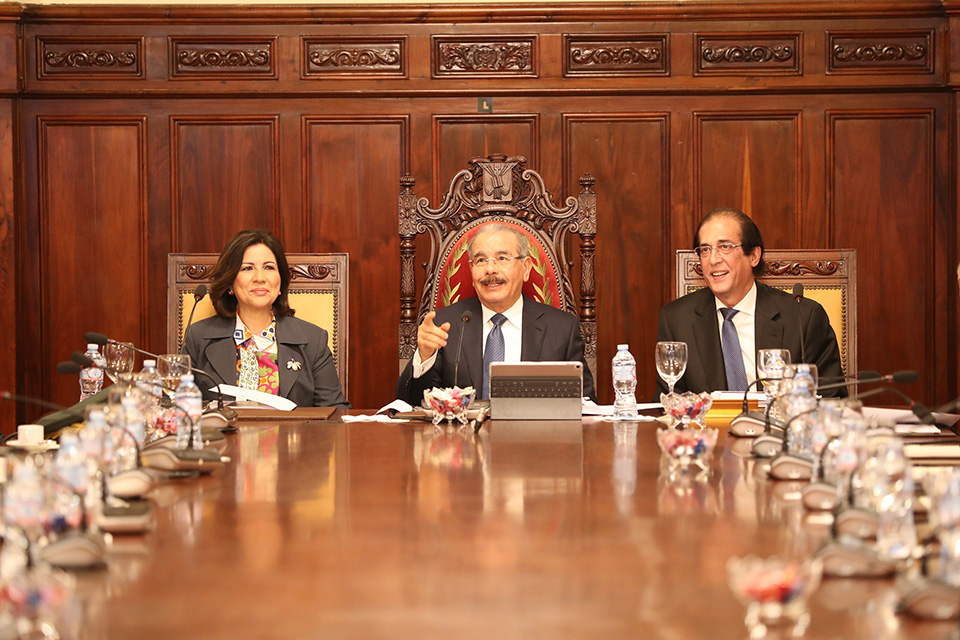 SANTO DOMINGO, 29 de enero del 2020.- El Sistema Único de Beneficiarios (Siuben), el Gabinete de Coordinación de Políticas Sociales (GCPS), el programa Progresando con Solidaridad (Prosoli) y la Administradora de Subsidios Sociales (Adess), instituciones que dirige la vicepresidenta de la República, doctora Margarita Cedeño, se encuentran entre las entidades que alcanzaron los mejores indicadores de gestión, según el ranking global del Sistema de Monitoreo y Medición de la Gestión Pública. Tanto el Siuben como el Gabinete Social obtuvieron un promedio de cumplimiento de todos los indicadores de 98.9 por ciento, mientras que Prosoli alcanzó un 97.2; y Adess logró un 96.4 de una lista de 200 instituciones que fueron medidas en materia de desarrollo de gestión, transparencia, desempeño, así como calidad y participación en la mejora de los procedimientos que inciden en su fortalecimiento y eficiencia en los servicios. El Sistema de Monitoreo y Medición de la Gestión Pública mide el desempeño y vigila el cumplimiento de las metas presidenciales establecidas para las entidades del Gobierno. Para la vicepresidenta Margarita Cedeño, el que instituciones que trabajan para mejorar la vida de la población más vulnerables obtengan esas puntuaciones, es una muestra de que el país y las familias de escasos recursos están dando pasos firmes hacia el desarrollo, y la Administración Pública está obligada a trabajar con eficacia y eficiencia. El Sistema Único de Beneficiarios (Siuben) es la institución encargada de identificar, categorizar, registrar y priorizar las familias en condición de pobreza. El Gabinete de Coordinación de Políticas Sociales (GCPS) es la entidad que formula, ejecuta, da seguimiento y evalúa los programas incluidos en el Sistema de Protección Social de República Dominicana. Mientras que el programa Progresando con Solidaridad (Prosoli) es la principal iniciativa de protección social del Gobierno dominicano con el que impacta en la vida de más de 850 mil hogares en pobreza en todo el país; mientras que la Administradora de Subsidios Sociales (Adess) tiene a su cargo la administración, fiscalización y ejecución financiera de los subsidios sociales que otorga el Estado.