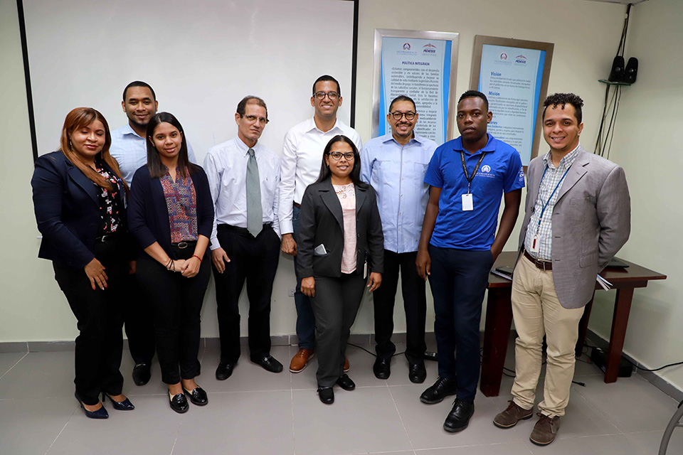 Parte del personal de la Administradora de Subsidios Sociales (Adess) que participó en la conferencia “Protección, ahorro y gestión del agua en la República Dominicana” impartida por esa institución para concientizar a su personal sobre la importancia de preservar este recurso.