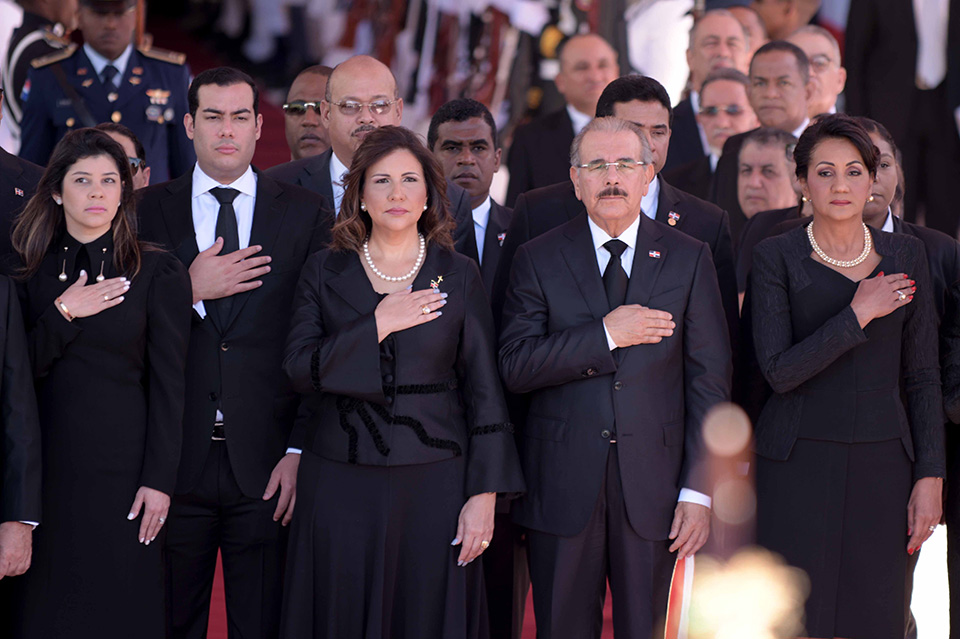 El presidente de la República, licenciado Danilo Medina, acompañado de la vicepresidenta, doctora Margarita Cedeño, recibió los honores militares a su arribo al Congreso Nacional a las 10:00 de esta mañana en ocasión de celebrarse el 176 aniversario de la fundación de la República Dominicana. Figuran, además, la primera dama, Cándida Montilla y otros familiares y funcionarios civiles y militares.