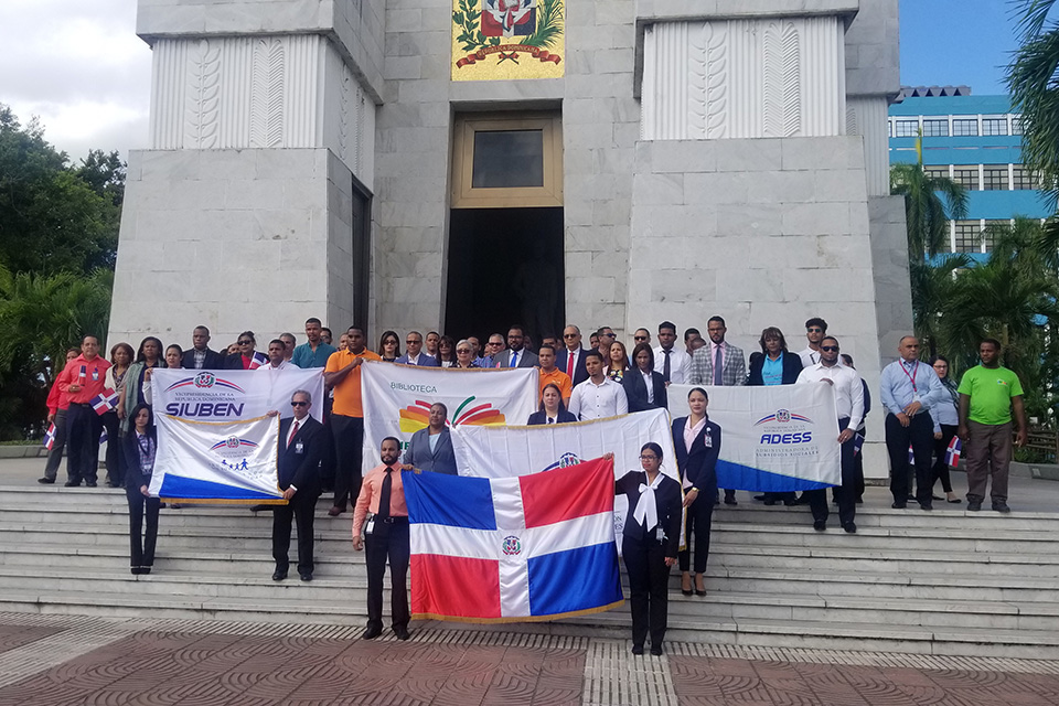 El director de la Administradora de Subsidios Sociales (Adess), Ezequiel Vólquez, encabezó la ofrenda floral por la celebración de la Independencia Nacional y por el Mes de la Patria.