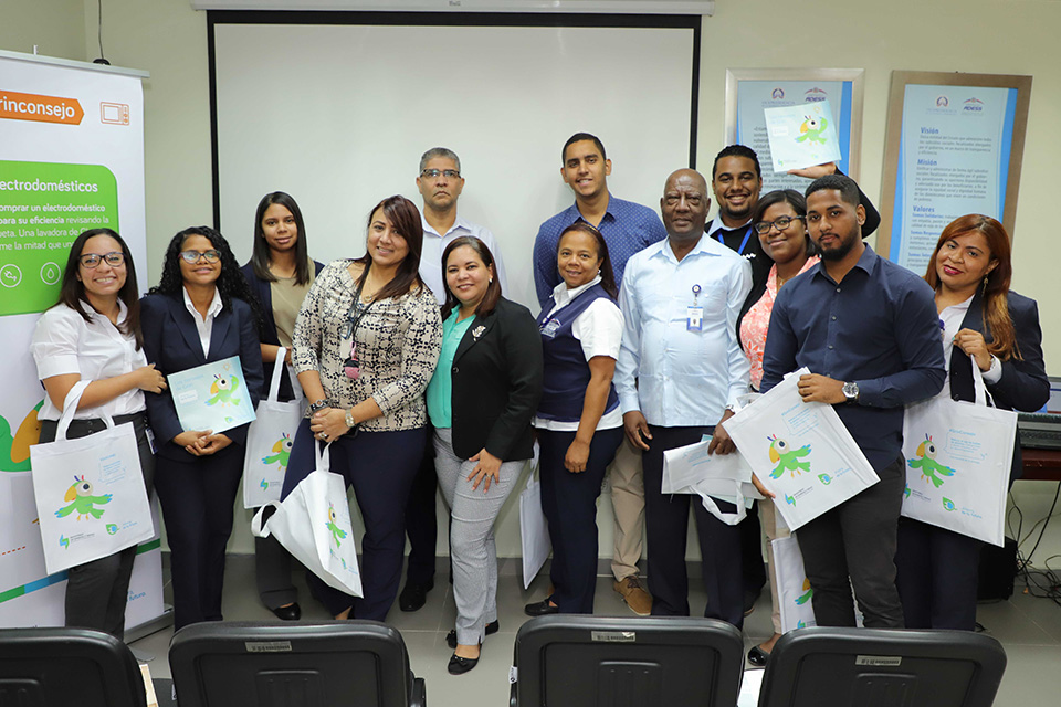 El ingeniero Giuble Polanco, del Ministerio de Energía y Minas (MEM), dictó la charla “Uso racional de la energía”, a fin de edificar a los empleaos de la Administradora de Subsidios Sociales (ADESS), sobre el correcto uso este recurso.