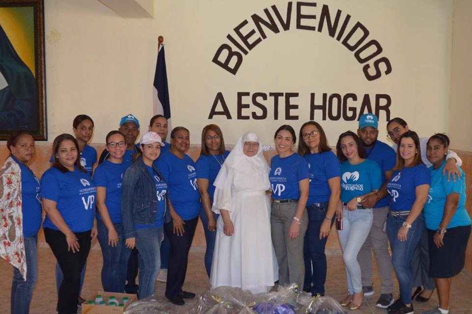 Colaboradores de las entidades que dirige desde el Gabinete de Coordinación de Políticas Sociales (GCPS) la vicepresidenta de la República, doctora Margarita Cedeño, comparten con envejecientes que residen en el Hogar de Ancianos San Francisco de Asís, durante una visita que les hicieran para brindarles alegría.