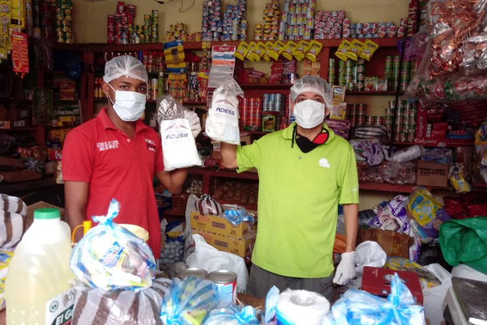 Un comerciante de la Red de Abastecimiento Social (RAS) recibe de la Administradora de Subsidios Sociales (Adess) un kit con guantes, mascarillas y gorro de protección en cumplimiento con el protocolo de prevención del COVID-19. (Foto de archivo).