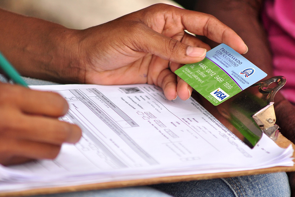 Millón y medio de familias ya recibieron la primera partida del subsidio temporal Quédate en Casa, con lo que se garantiza la seguridad alimentaria para este sector vulnerable de la población, ante la crisis sanitaria y económica causada por el coronavirus.