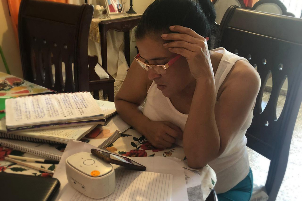 Una delegada provincial realiza en su casa la tarea de la capacitación impartida por el personal de la Administradora de Subsidios Sociales (Adess).