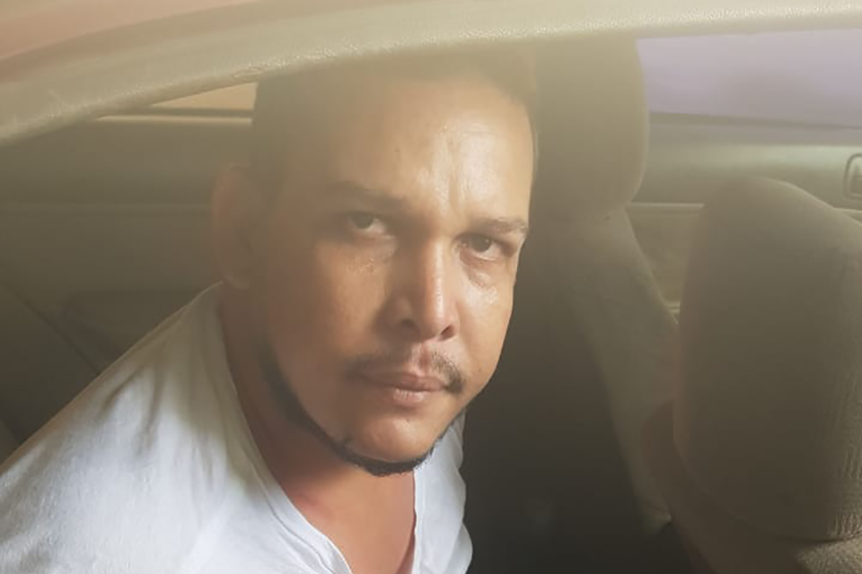 Deiby Antonio Grullón Báez fue apresado la mañana del miércoles por alegadamente ser parte de una banda de cuatro que estafaron al Estado en perjuicio de integrantes del programa Progresando con Solidaridad (Prosoli).