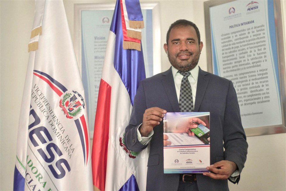 El director general de la Administradora de Subsidios Sociales (Adess), Ezequiel Vólquez, presenta la segunda versión de la Carta Compromiso al Ciudadano 2020-2022, la cual pretende, además, empoderar a los usuarios de la institución acerca de sus derechos y deberes.