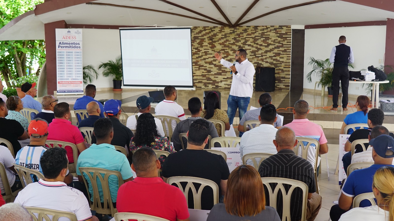 La Unidad de Gestión de Comercios de #Adess realizó un taller de capacitación para socializar el Reglamento de Funcionamiento de la #RAS a comerciantes del nordeste.