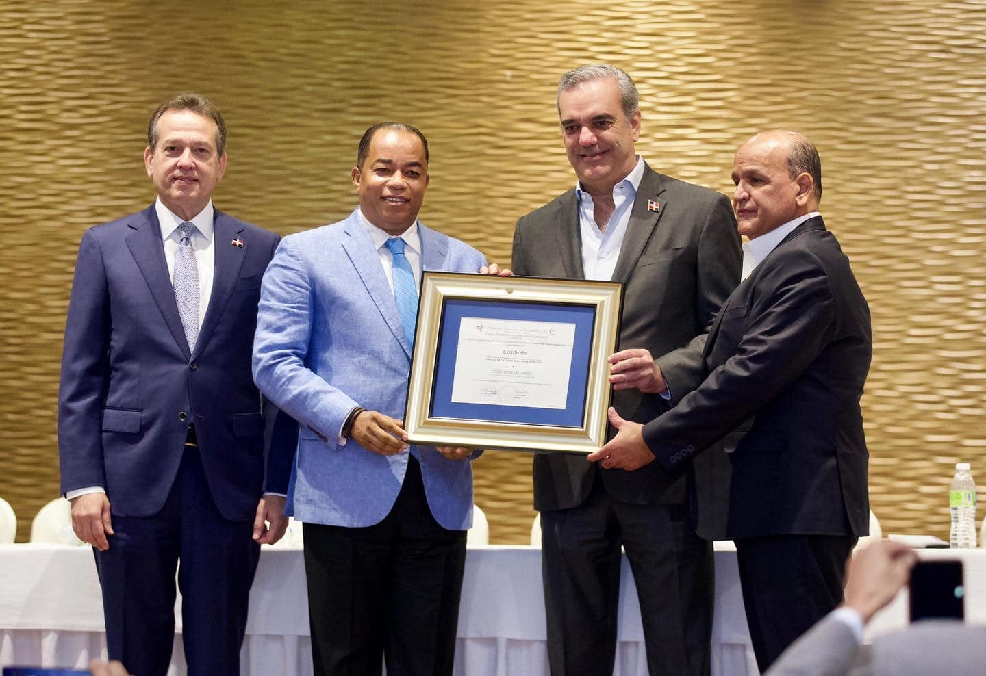 La Federación Dominicana de Comerciantes reconoció a Catalino (Freddy) Correa Hiciano, director general de la Administradora de Subsidios Sociales (ADESS), con el galardón a la “Excelencia del Servidor Público”